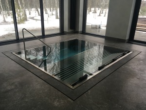 Hydromassage pool with a lounger